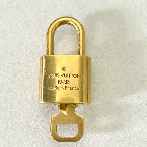 LOUIS VUITTON Padlock & Key Set #315 Vintage Gold Plated Pre-Owned - Picture 10 of 10